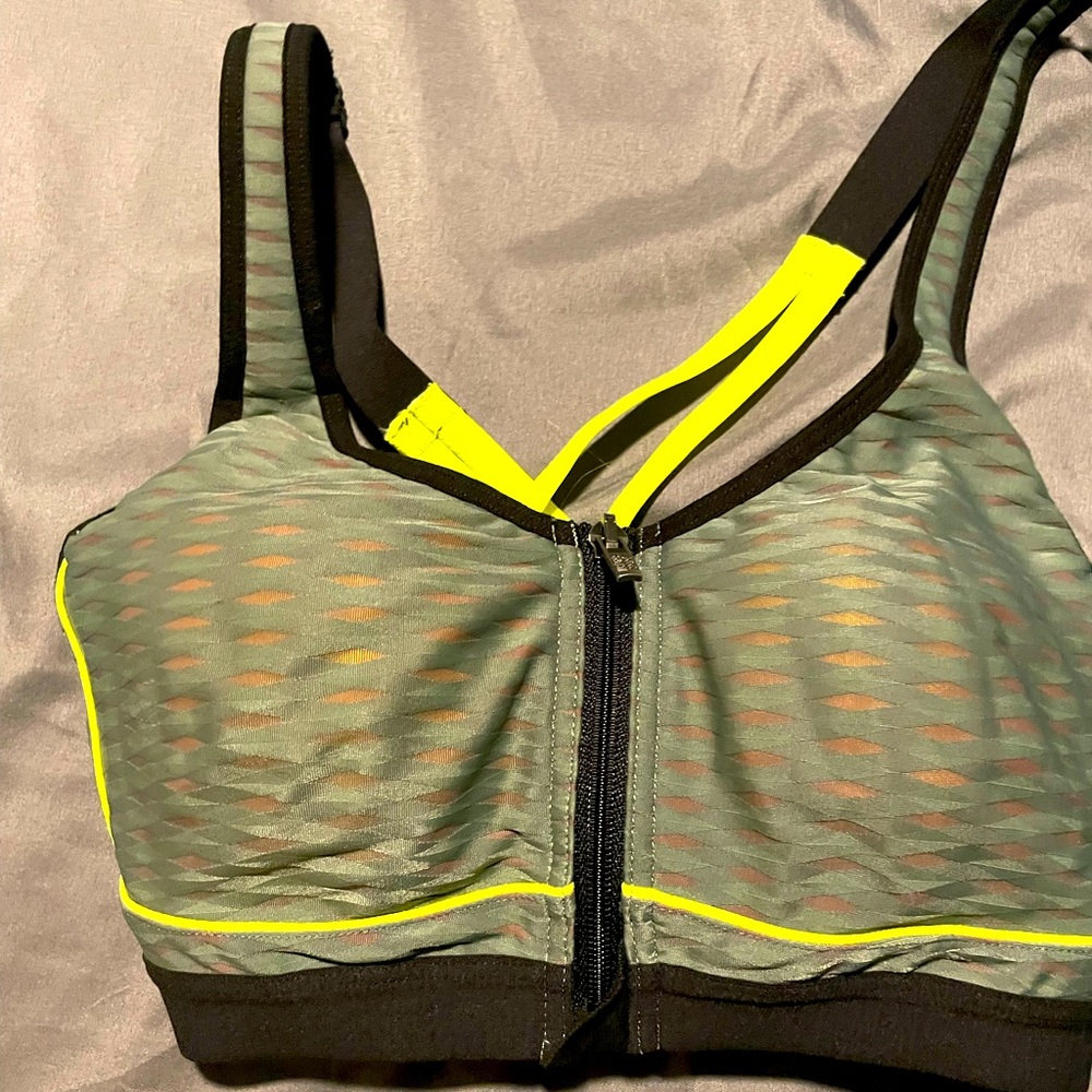 Victoria Secret Sports Bra. Size 32C. Great Condition.